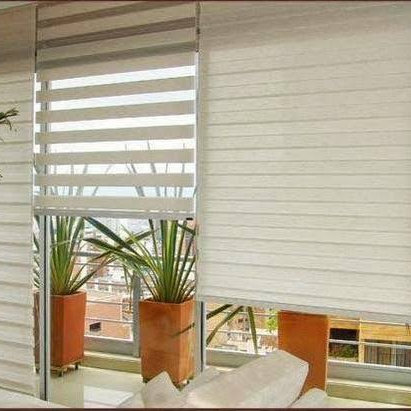 Persiana Sheer Elegance con doble tela instalada en sala moderna